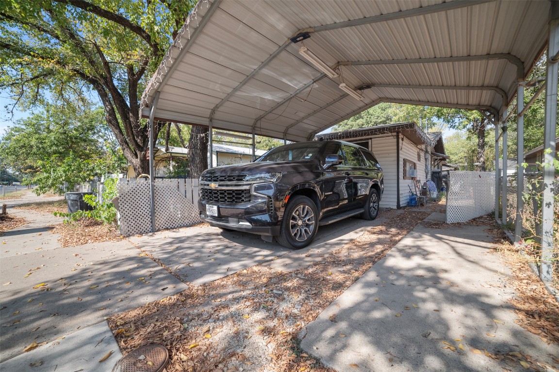 800 Vargas Road Austin, TX 78741 - Photo 9 of 19 a view of a garage