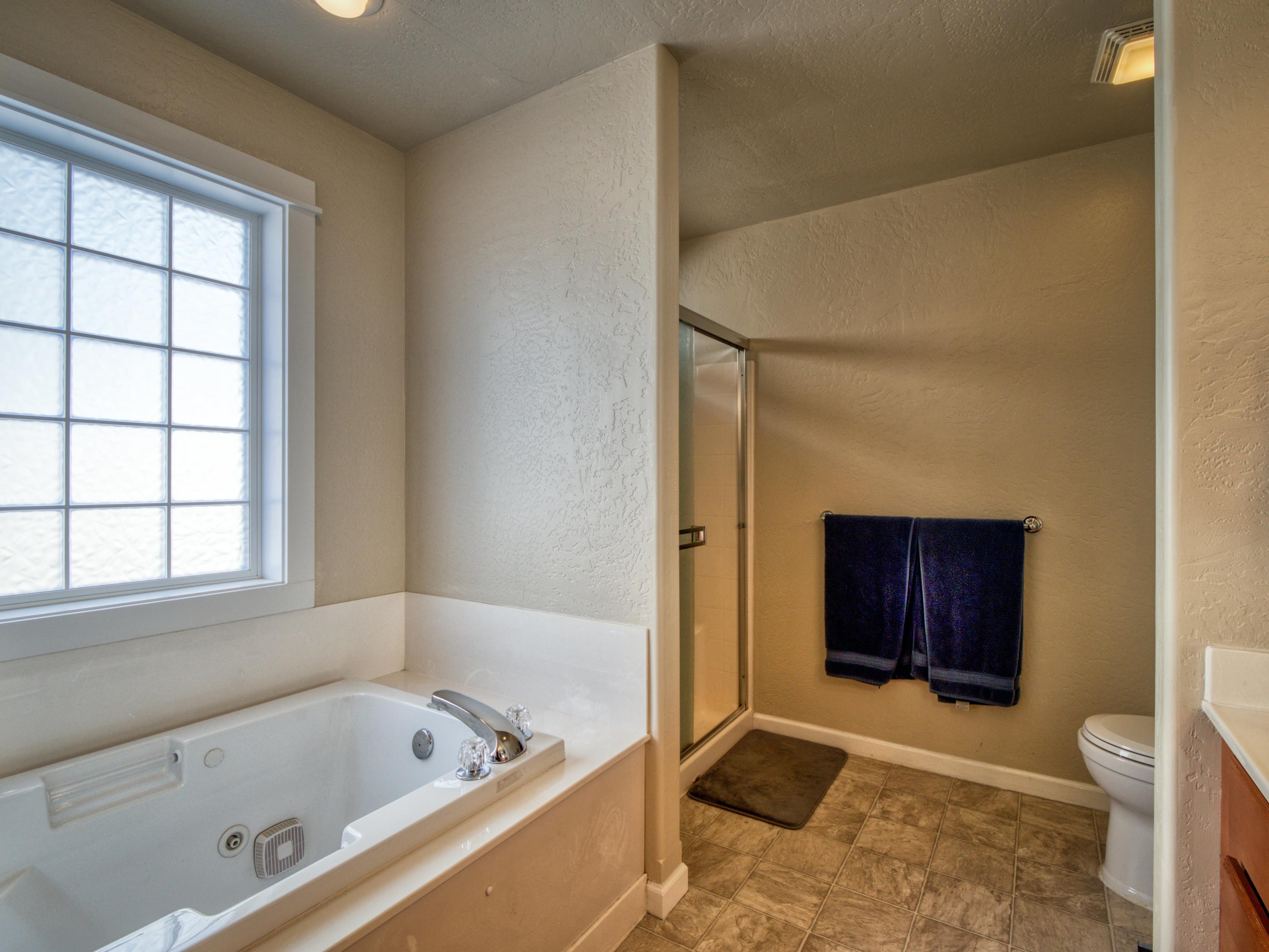 946 Ridgeview Drive Eagle Point, OR 97524 - Photo 15 of 32 Master Bath 7