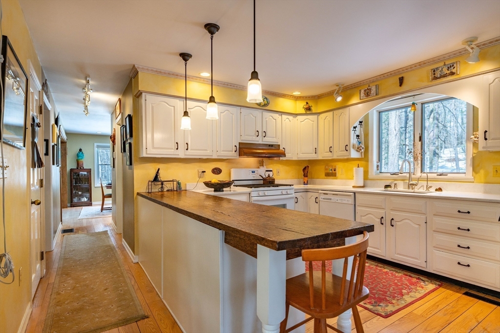 469 Sylvester Road Northampton, MA 01062 - Photo 13 of 42