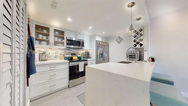 $2,975 | 6840 Southwest 45th Lane, Unit 5, Miami, FL 33155