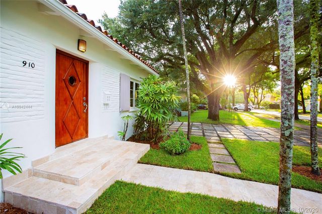a view of a backyard of the house