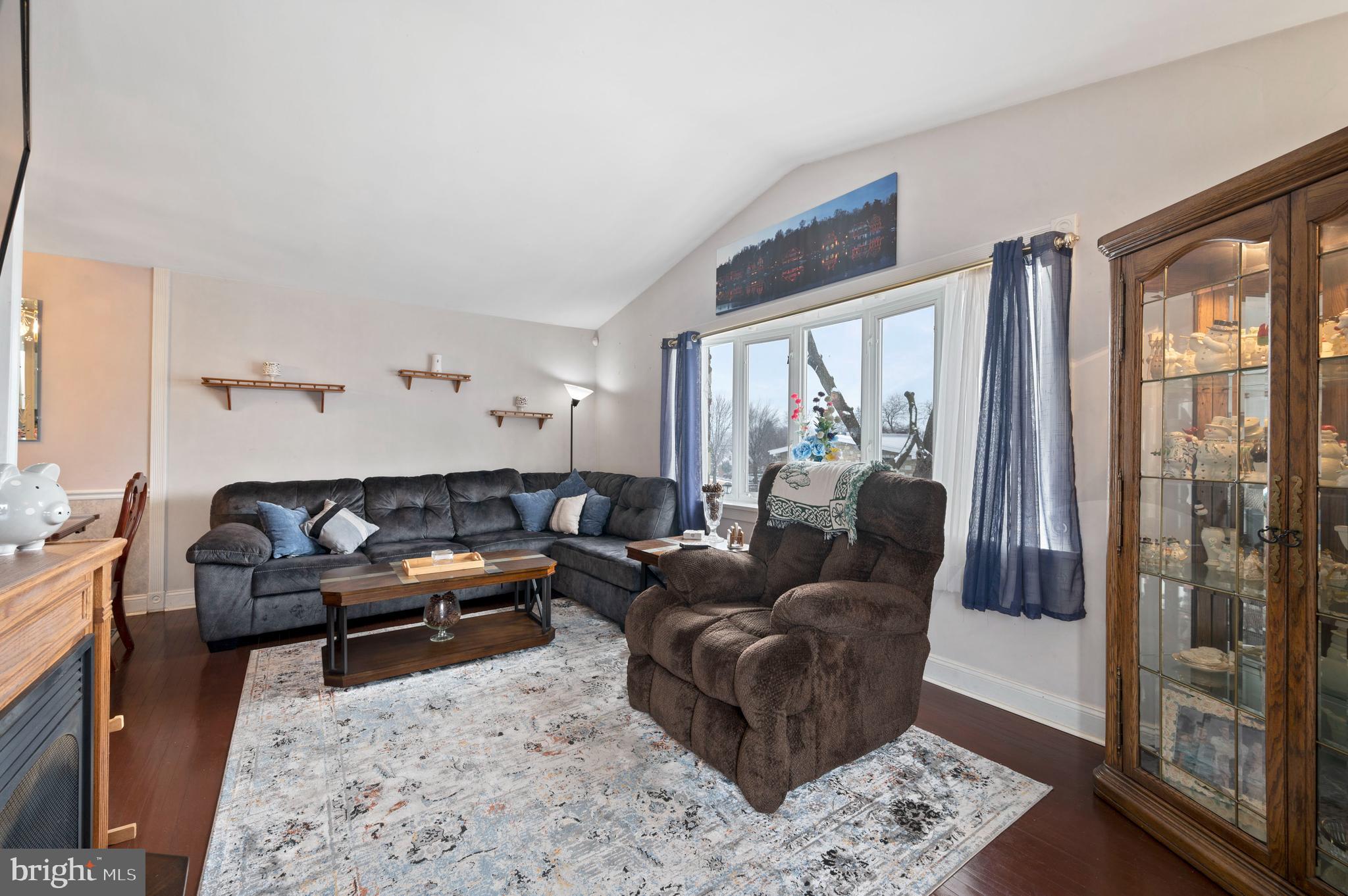 805 Charette Road Philadelphia, PA 19115 - Photo 3 of 15