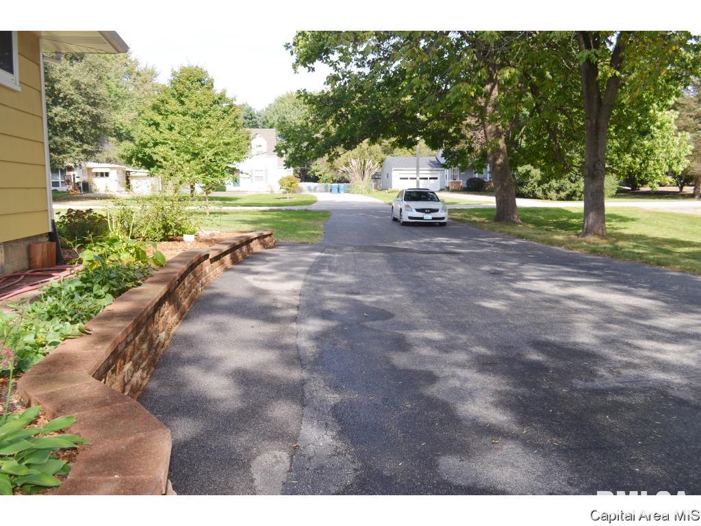 213 Circle Drive Springfield, IL 62703 - Photo 13 of 36 Gallery Image 13