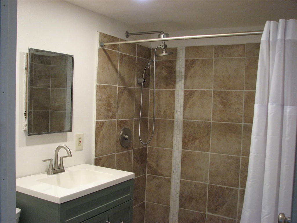 420 Anchor Street Corpus Christi, TX 78418 - Photo 11 of 16 Bathroom