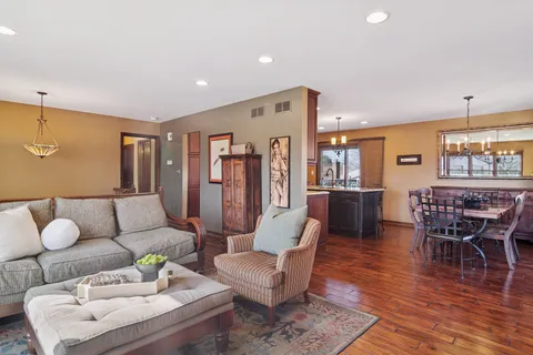 $559,000 | 15 Newtown Court East, Buffalo Grove, IL 60089