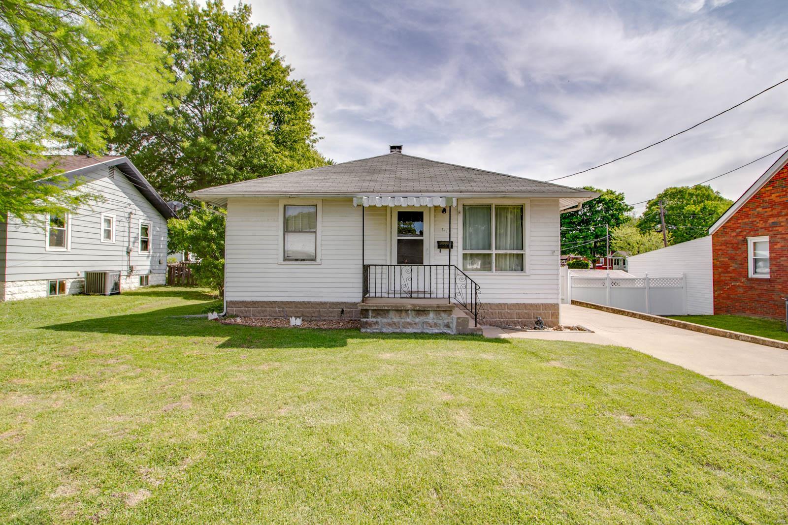 703 Milton Road Alton, IL 62002 - Photo 1 of 21 Gallery Image 1
