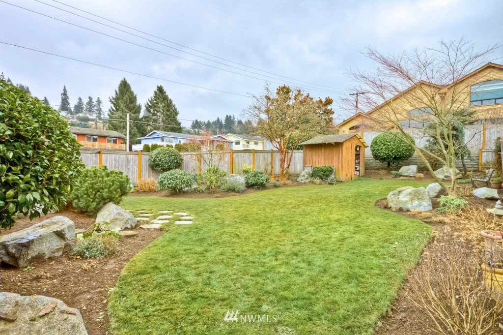 1058 Daley Street Edmonds, WA 98020 - Photo 3 of 12 Gallery Image 3