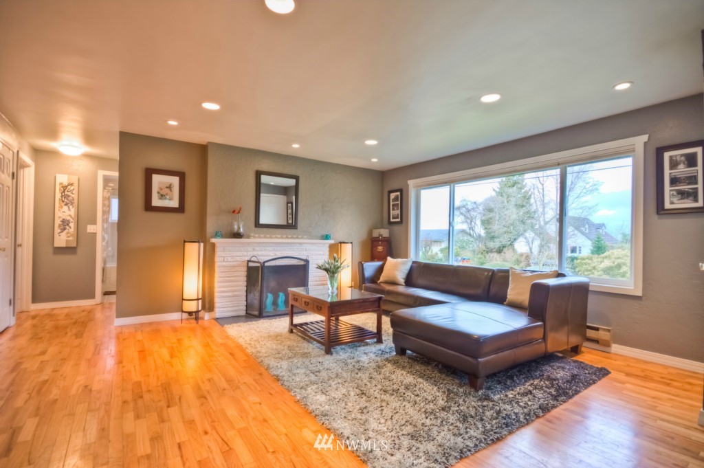 1058 Daley Street Edmonds, WA 98020 - Photo 4 of 12 Gallery Image 4