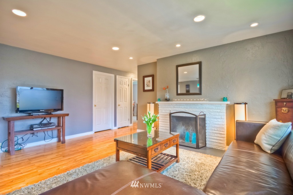 1058 Daley Street Edmonds, WA 98020 - Photo 5 of 12 Gallery Image 5