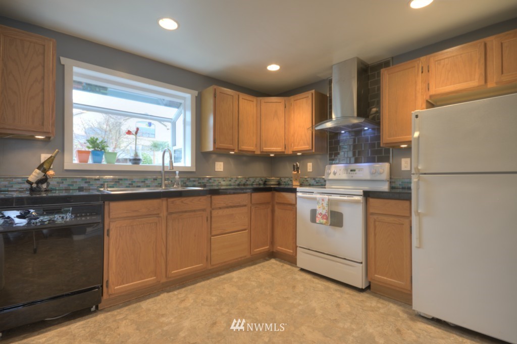 1058 Daley Street Edmonds, WA 98020 - Photo 7 of 12 Gallery Image 7
