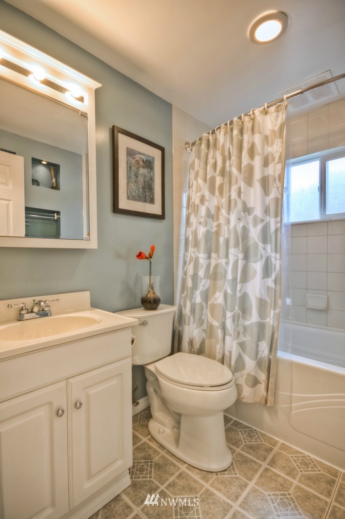 1058 Daley Street Edmonds, WA 98020 - Photo 9 of 12 Gallery Image 9