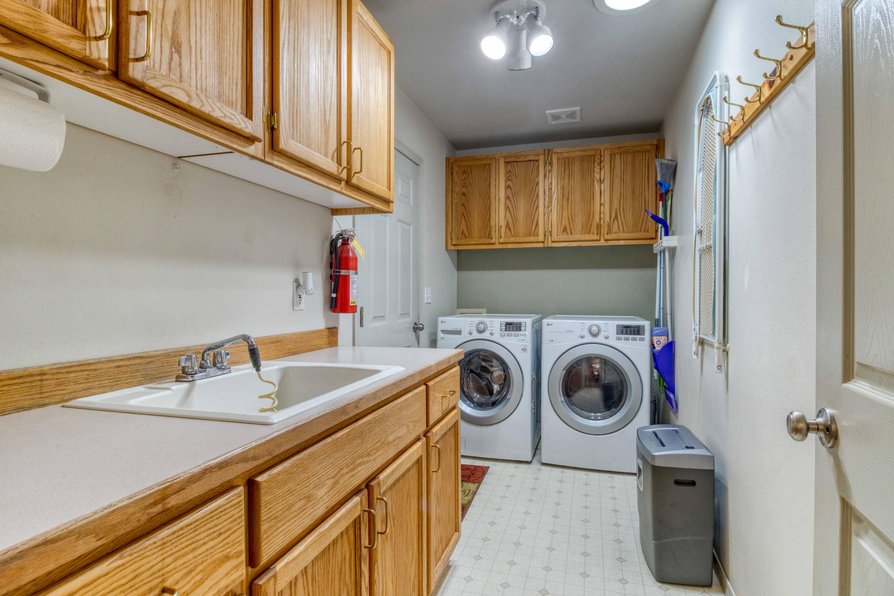 60452 Zuni Road Bend, OR 97702 - Photo 18 of 41 Laundry/Mud Room off Dining and out to Garage