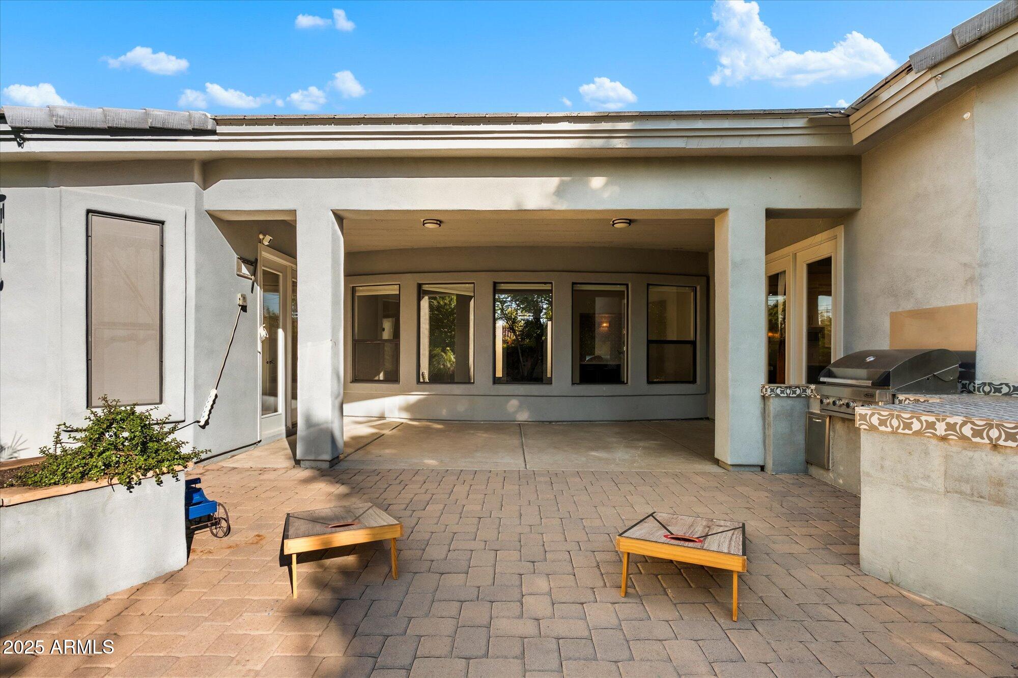11 West San Juan Avenue Phoenix, AZ 85013 - Photo 34 of 40 a living room with furniture