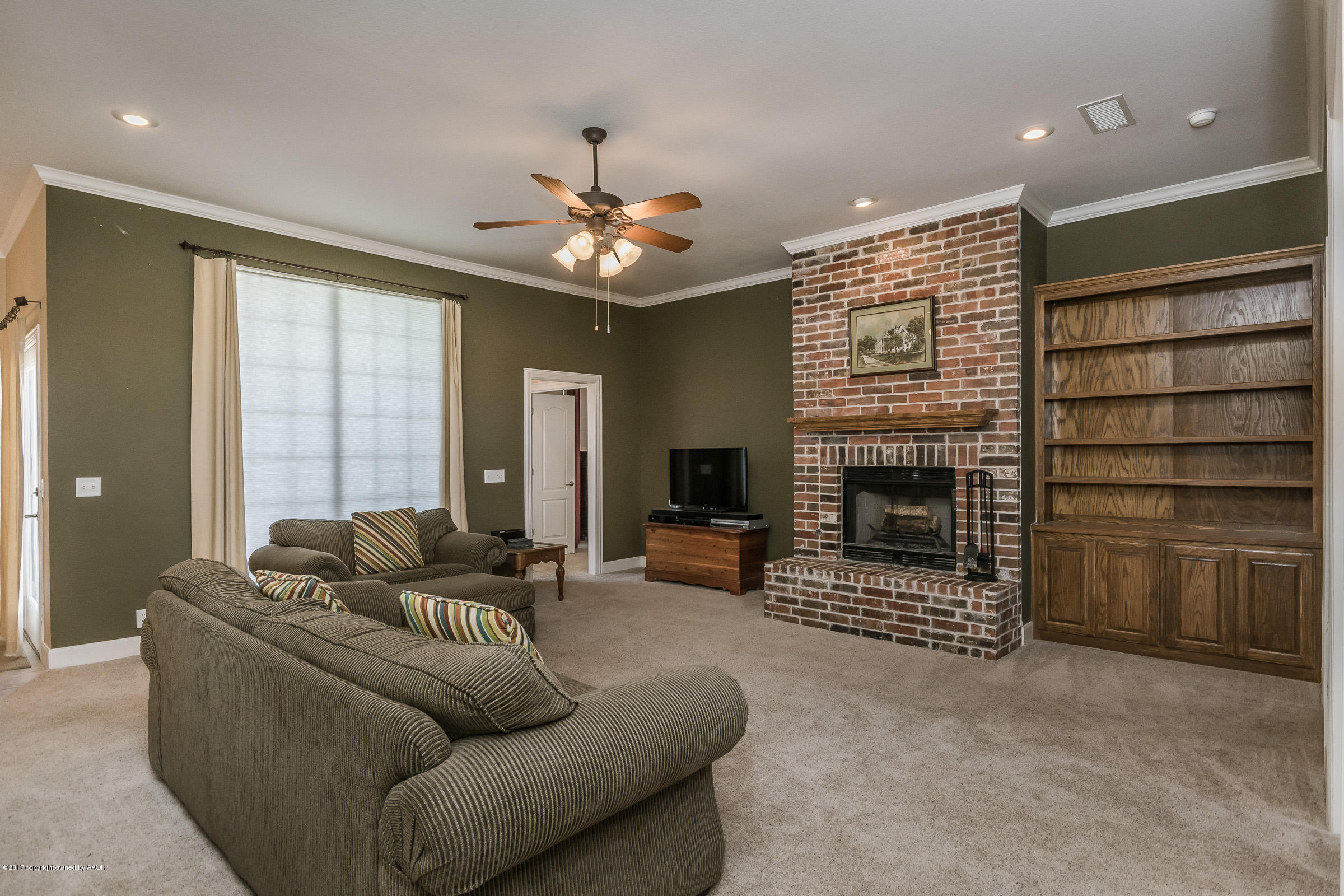 6805 Thunder Road Amarillo, TX 79119 - Photo 4 of 23 Living Room_