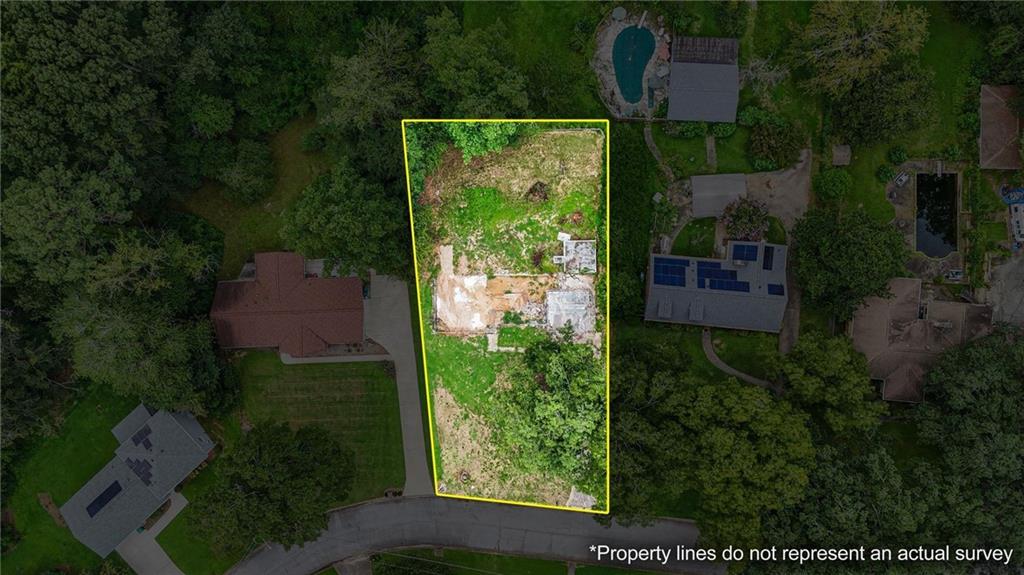 a view of a yard in front of house