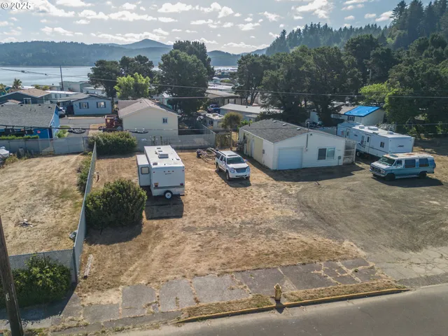 a view of a parking area