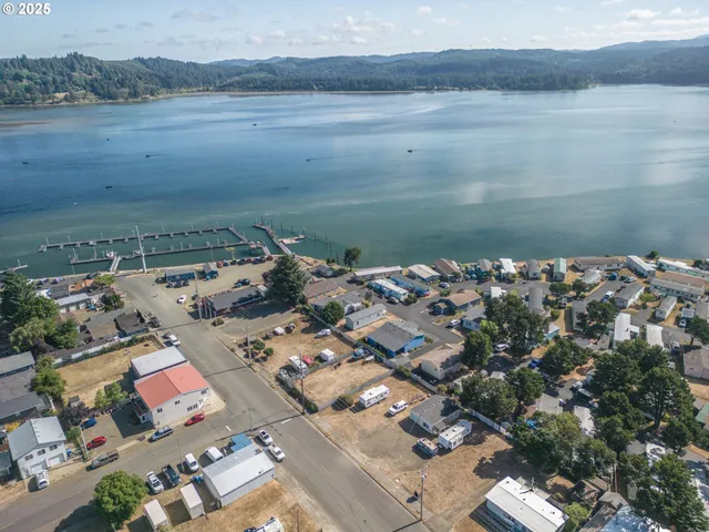a picture of city view with lake view