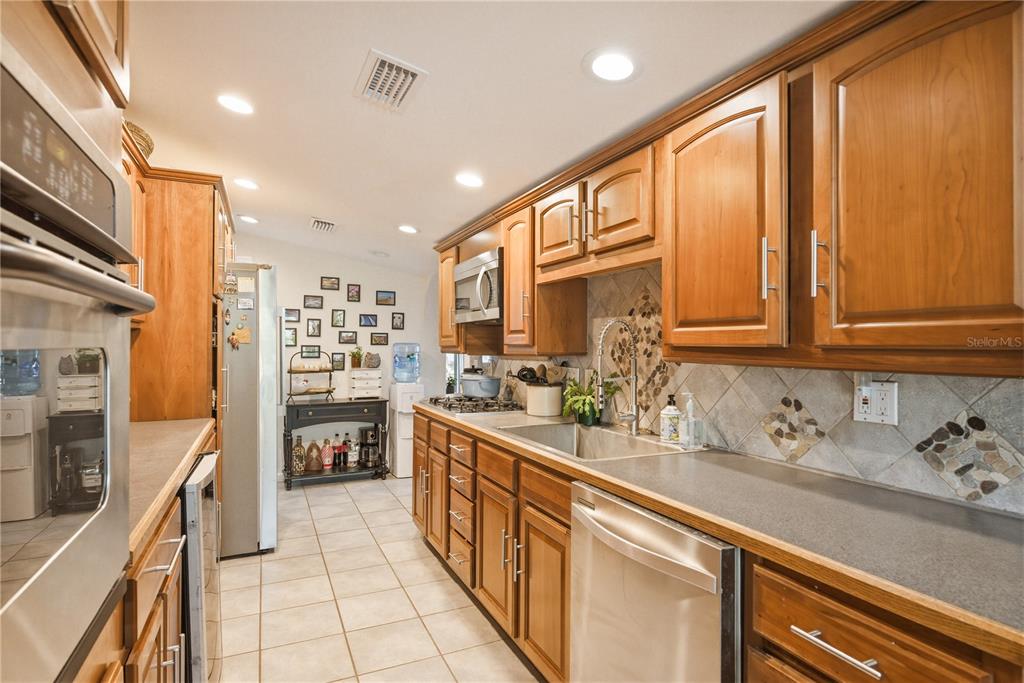 701 South Crest Avenue Clearwater, FL 33756 - Photo 13 of 54
