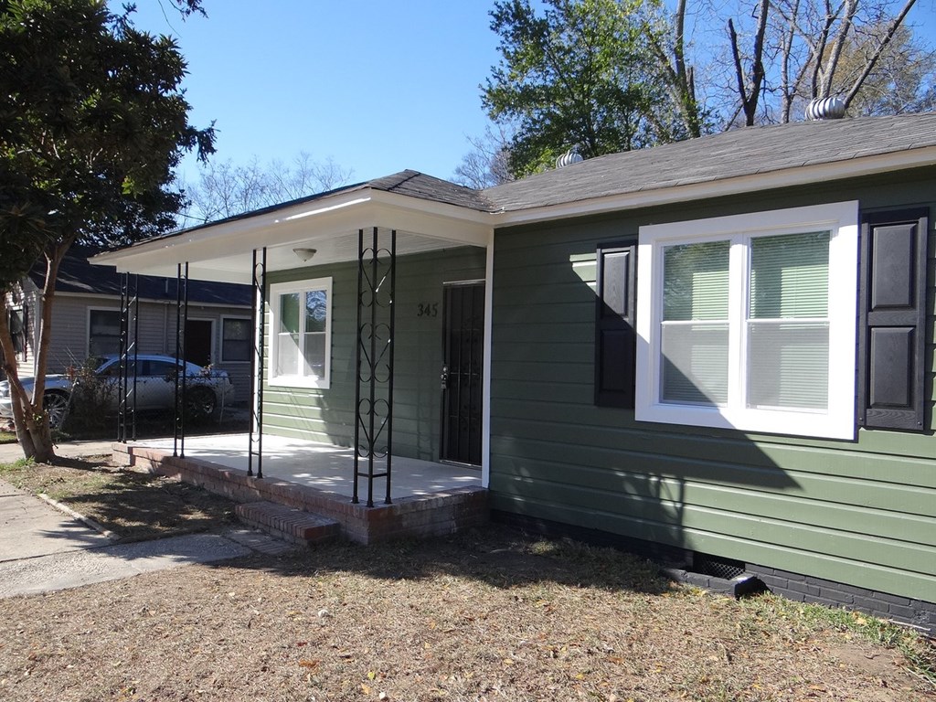 345 29th Avenue Columbus, GA 31903 - Photo 3 of 18 a view of a house with a patio
