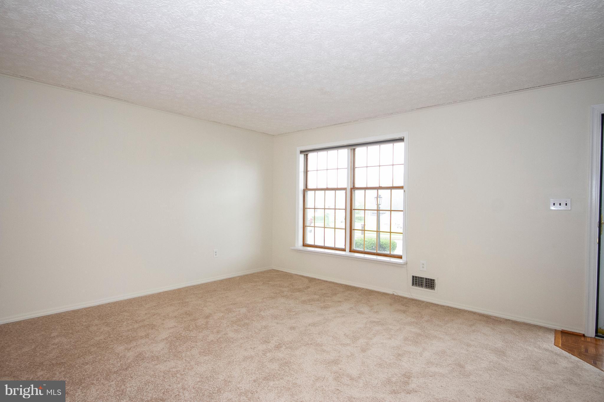 4100 Glen Park Road Baltimore, MD 21236 - Photo 4 of 30 Living Room