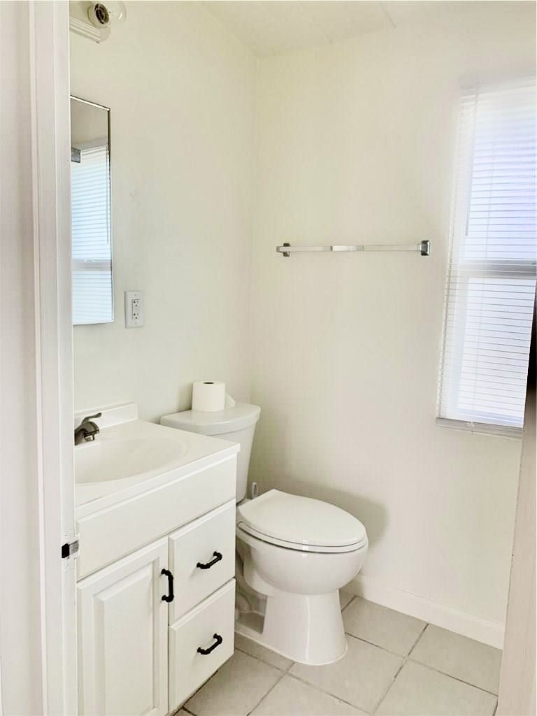 462 Seaward Road Corona del Mar, CA 92625 - Photo 13 of 25 COZY BATH