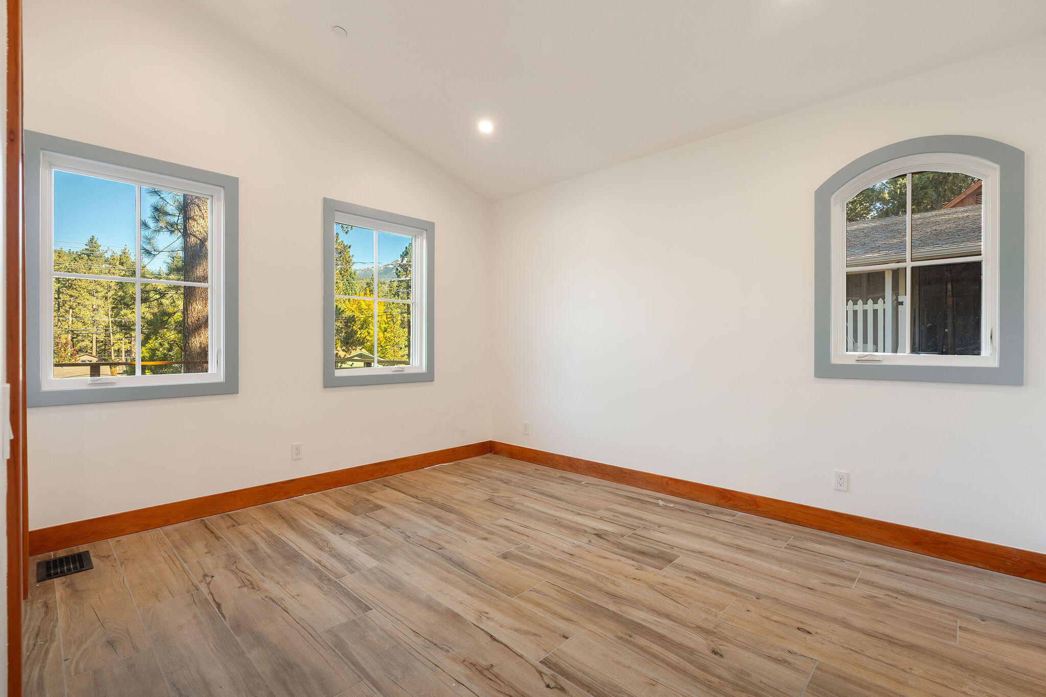 53091 Tollgate Road Idyllwild, CA 92549 - Photo 33 of 49 a view of an empty room with wooden floor and a window