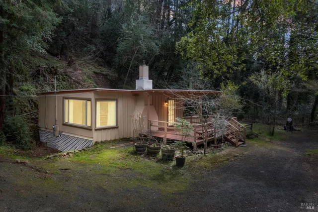 a view of a house with backyard and trees