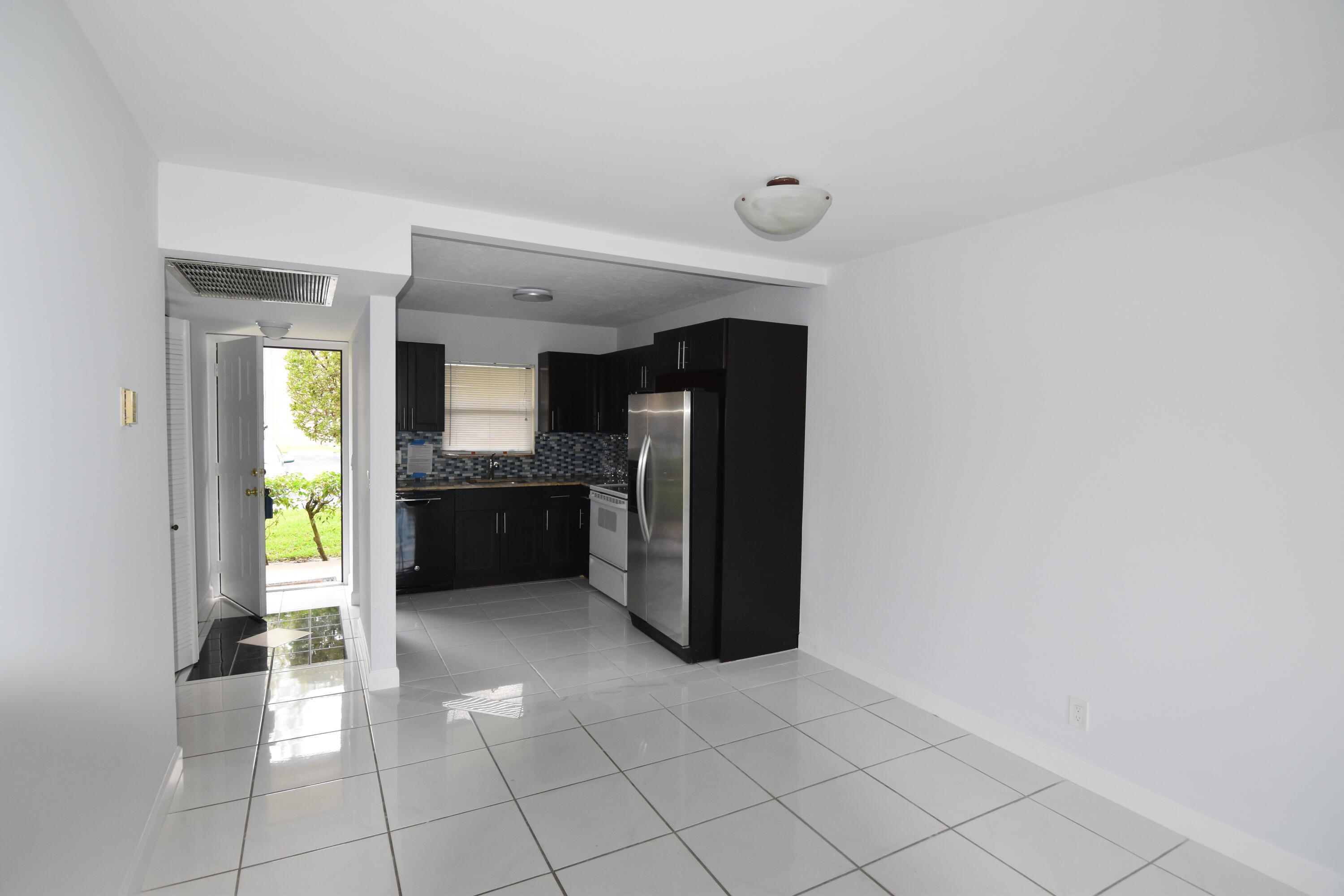 21895 Lake Forest Circle, Unit 102 Boca Raton, FL 33433 - Photo 4 of 19 Living Area