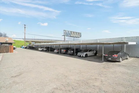 a view of a parking area