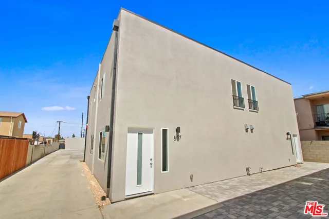 a view of a very nice looking building