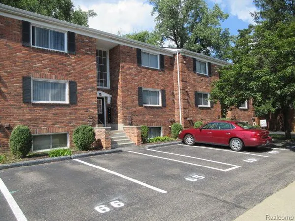 $1,000 | 31831 Grand River Avenue, Unit 70, Farmington, MI 48336