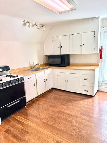 $1,300 | 674 St Charles Street, Elgin, IL 60120