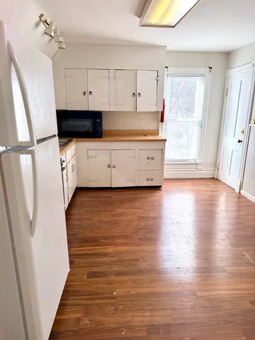 $1,300 | 674 St Charles Street, Elgin, IL 60120