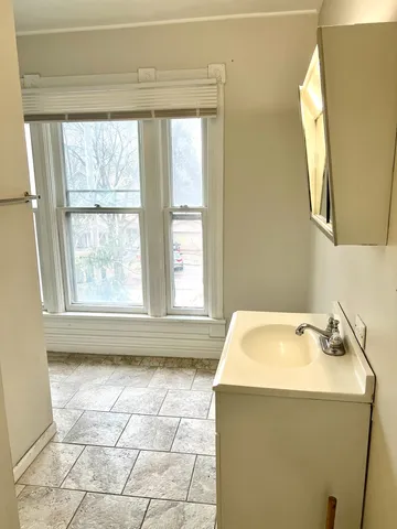 $1,300 | 674 St Charles Street, Elgin, IL 60120