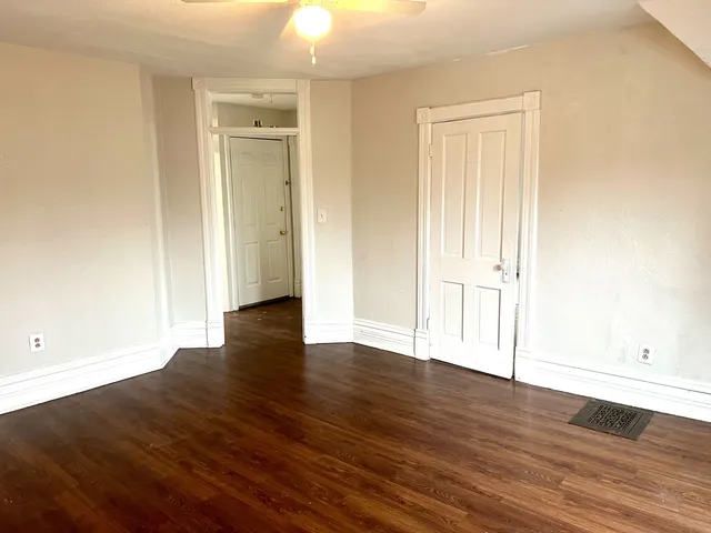 $1,300 | 674 St Charles Street, Elgin, IL 60120