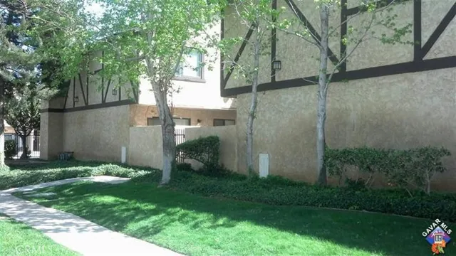 a view of a back yard