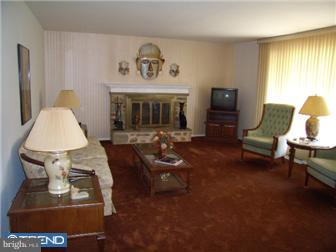 3885 James Road Huntingdon Valley, PA 19006 - Photo 2 of 5 Living Room