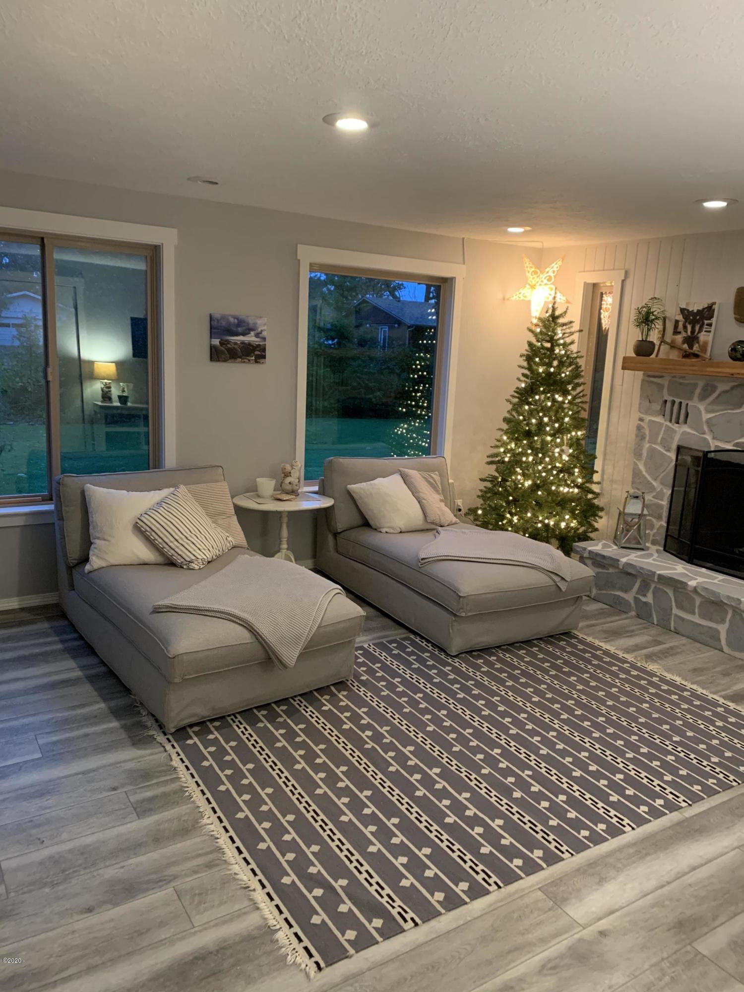 6835 Southwest Inlet Avenue Lincoln City, OR 97367 - Photo 16 of 48 Cozy living