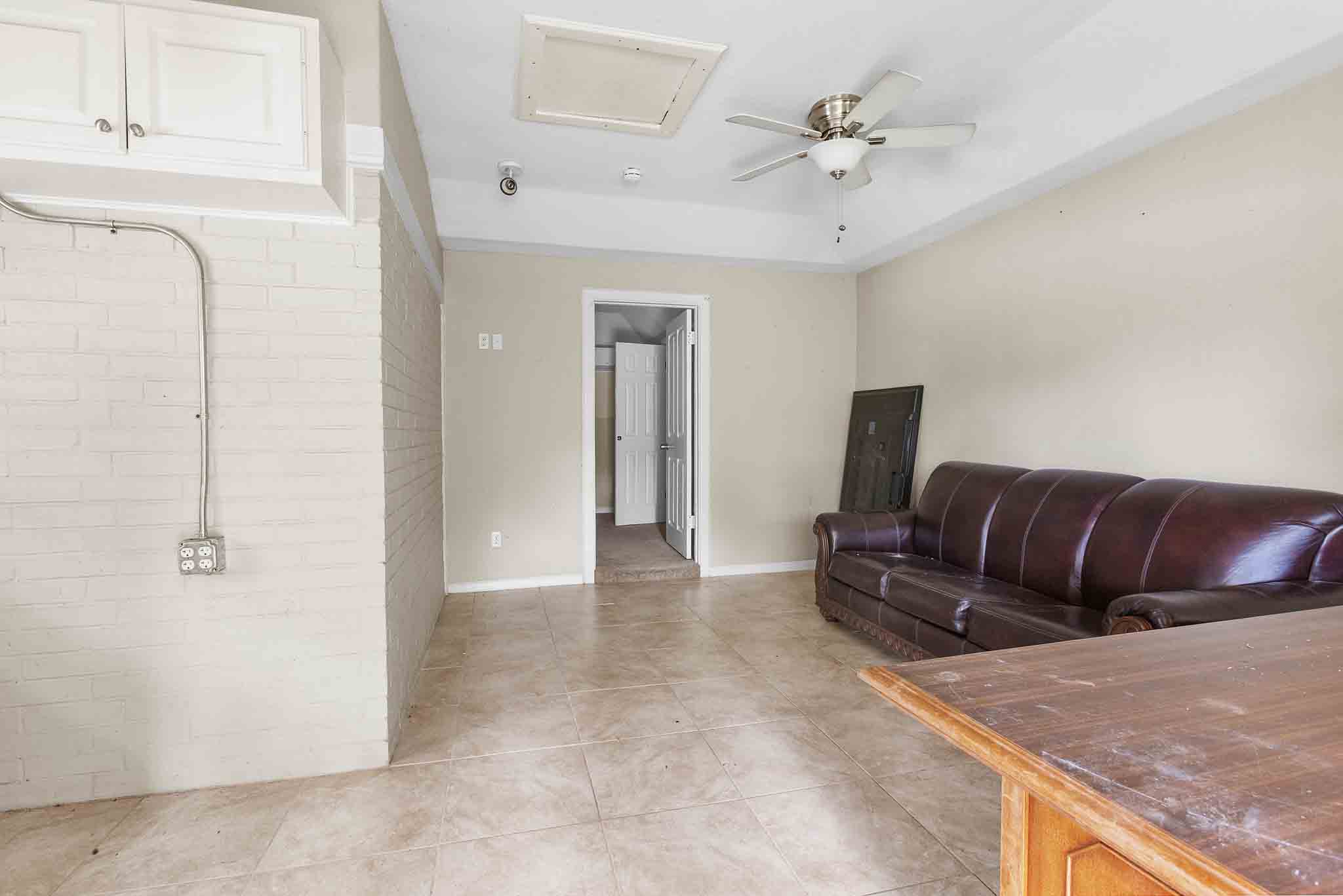 4525 Bell Springs Road Dripping Springs, TX 78620 - Photo 33 of 39 a living room with furniture and a ceiling fan