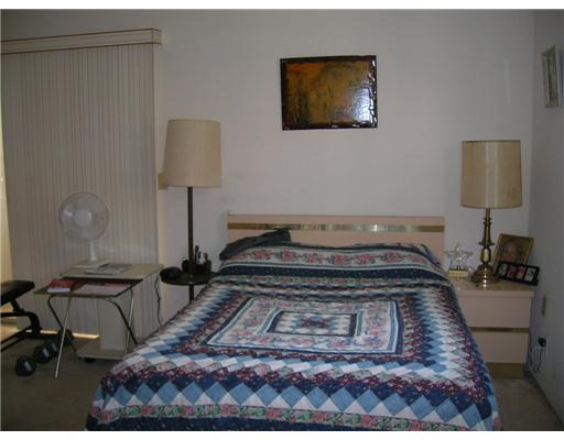 447 Saxony Way, Unit 447 Delray Beach, FL 33446 - Photo 5 of 7 a bedroom with a bed and a lamp on table