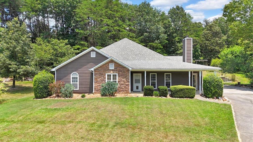 a view of a house with backyard and garden