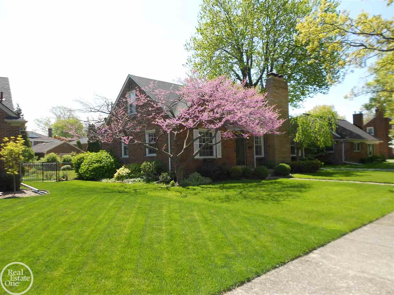 407 Roland Court Grosse Pointe, MI 48236 - Photo 2 of 33 31291218-1.JPG