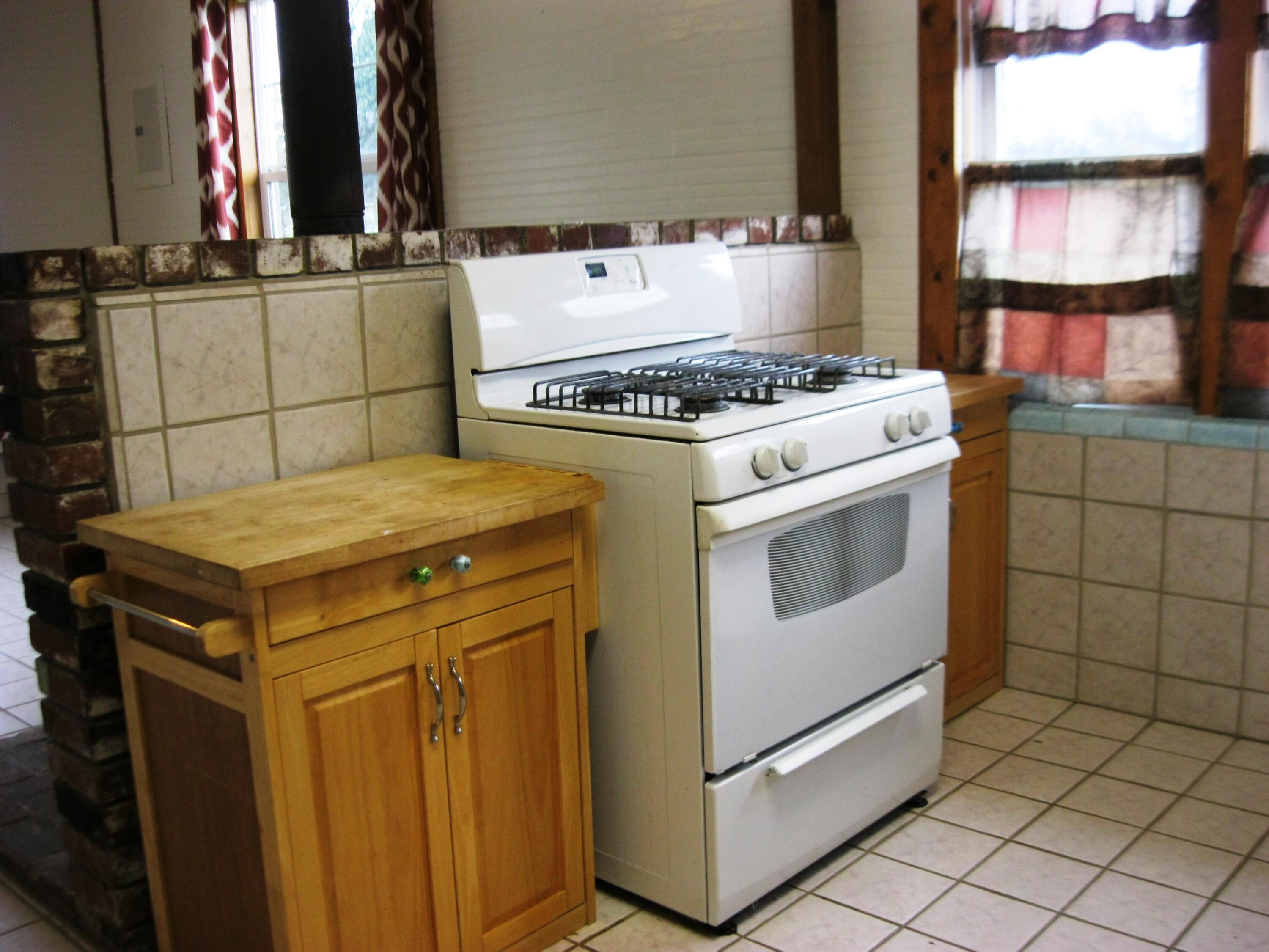 19481 Gas Point Road Cottonwood, CA 96022 - Photo 9 of 17 Gas Point kitchen 1