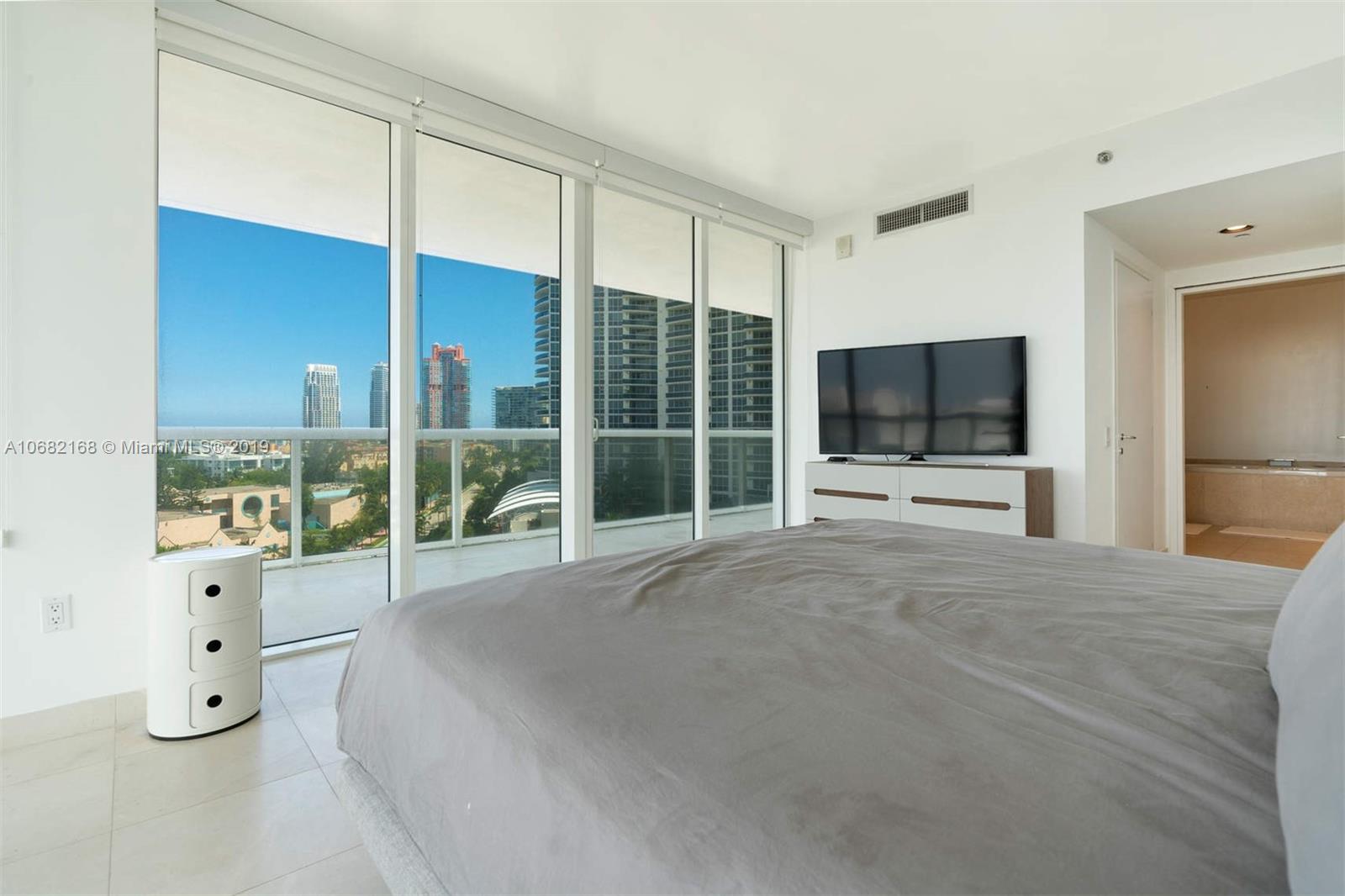 450 Alton Road, Unit 810 Miami Beach, FL 33139 - Photo 3 of 23