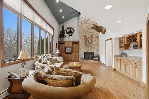 $1,249,000 | 33 West Eureka Avenue, Lemont, IL 60439