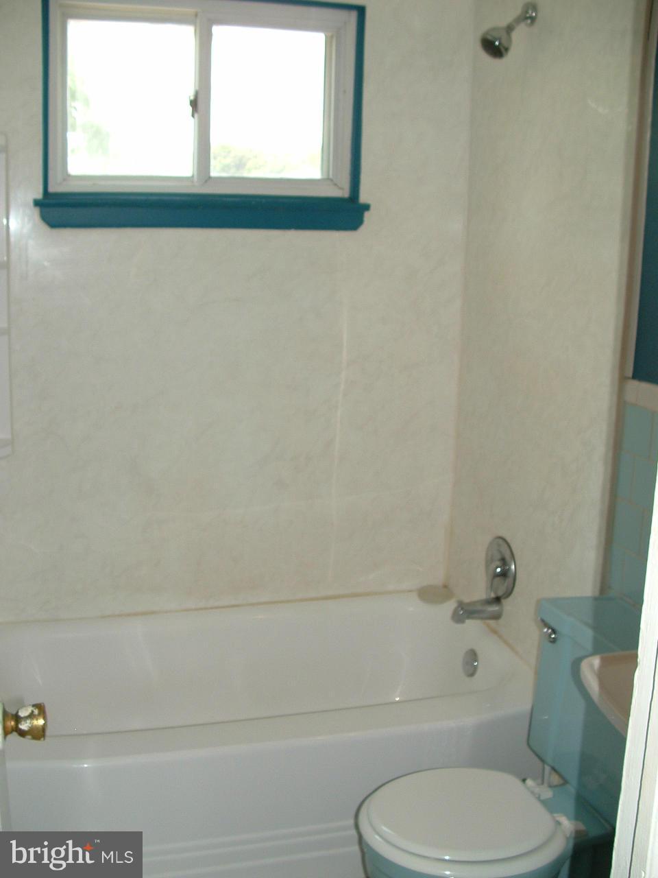 7337 Berkshire Road Baltimore, MD 21224 - Photo 8 of 18 Bath