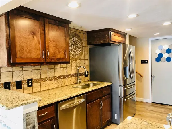$2,400 | 3013 Carolyn Court, Bedford, TX 76021