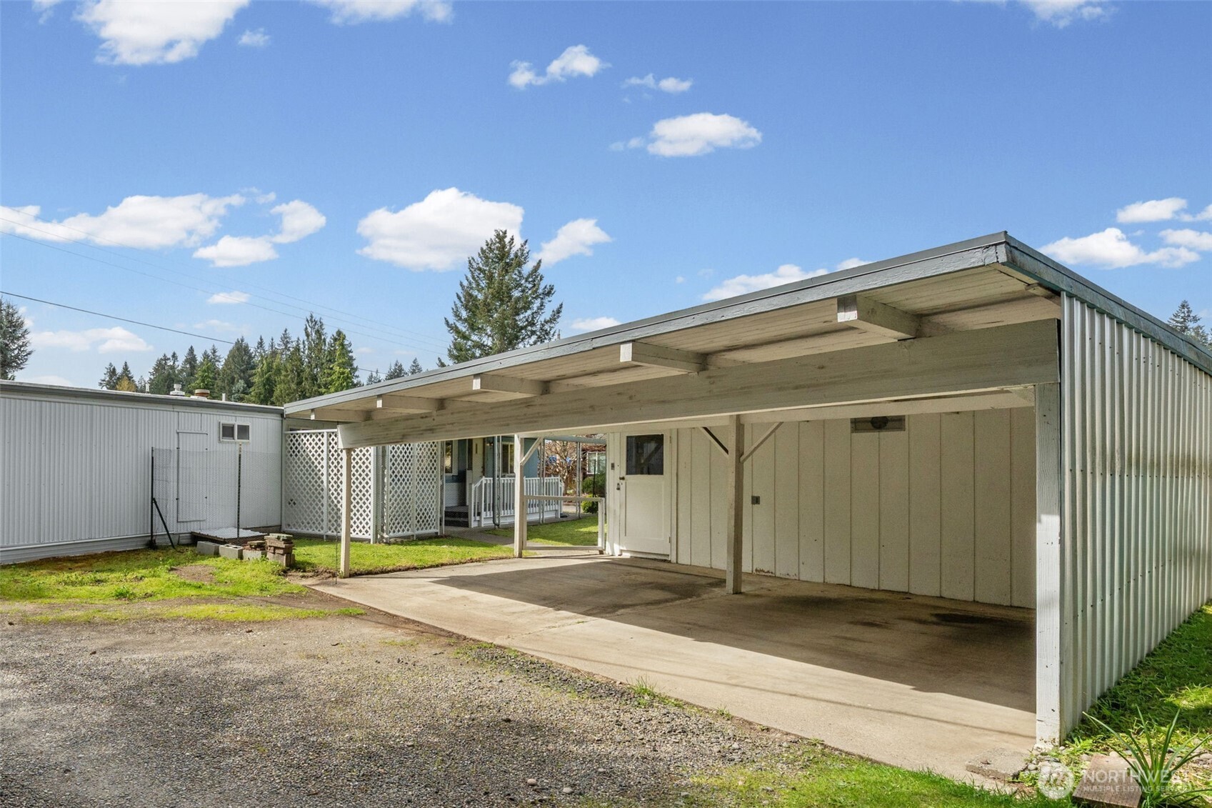 930 Trosper Road Southwest, Unit 33 Tumwater, WA 98512 - Photo 20 of 26 a backyard of a house