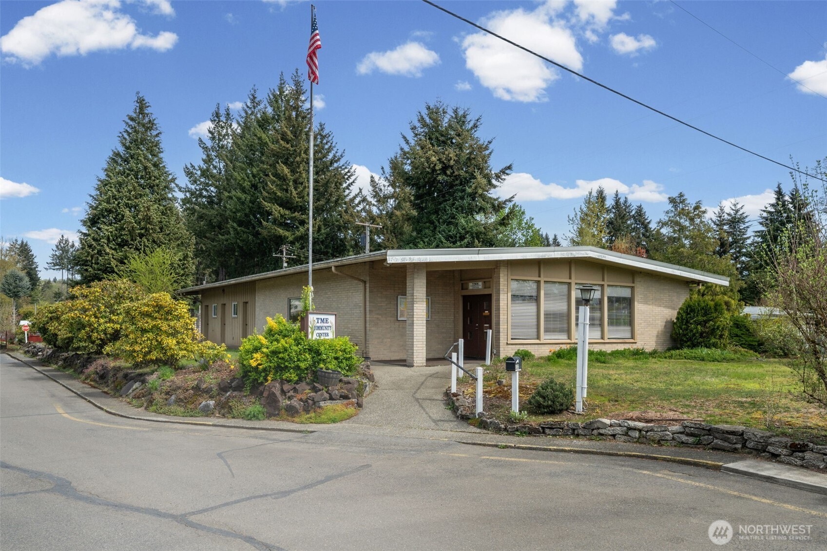 930 Trosper Road Southwest, Unit 33 Tumwater, WA 98512 - Photo 24 of 26 a view of a house with a garden