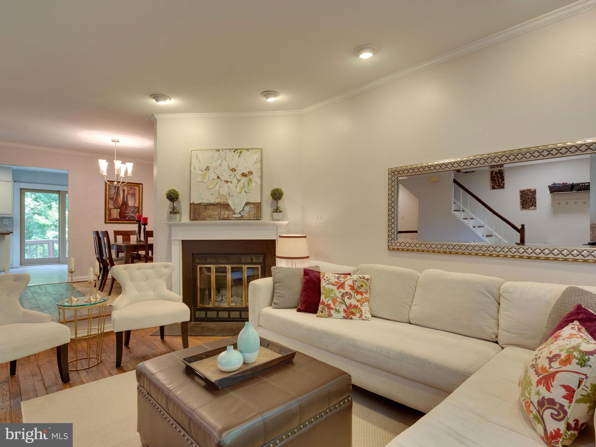 8214 Maple Ridge Avenue Springfield, VA 22153 - Photo 4 of 23 Living Room